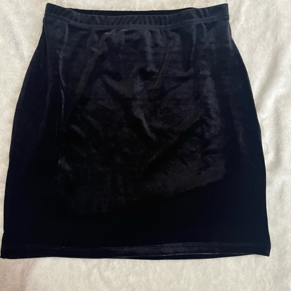 Elegant Black Velvet Skirt - Picture 1 of 5